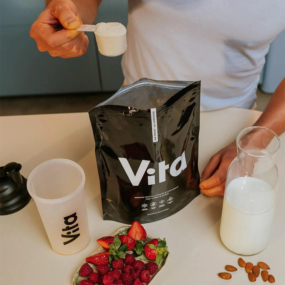 Wsypywanie porcji Vita Shake do profesjonalnego shakera Raypath.